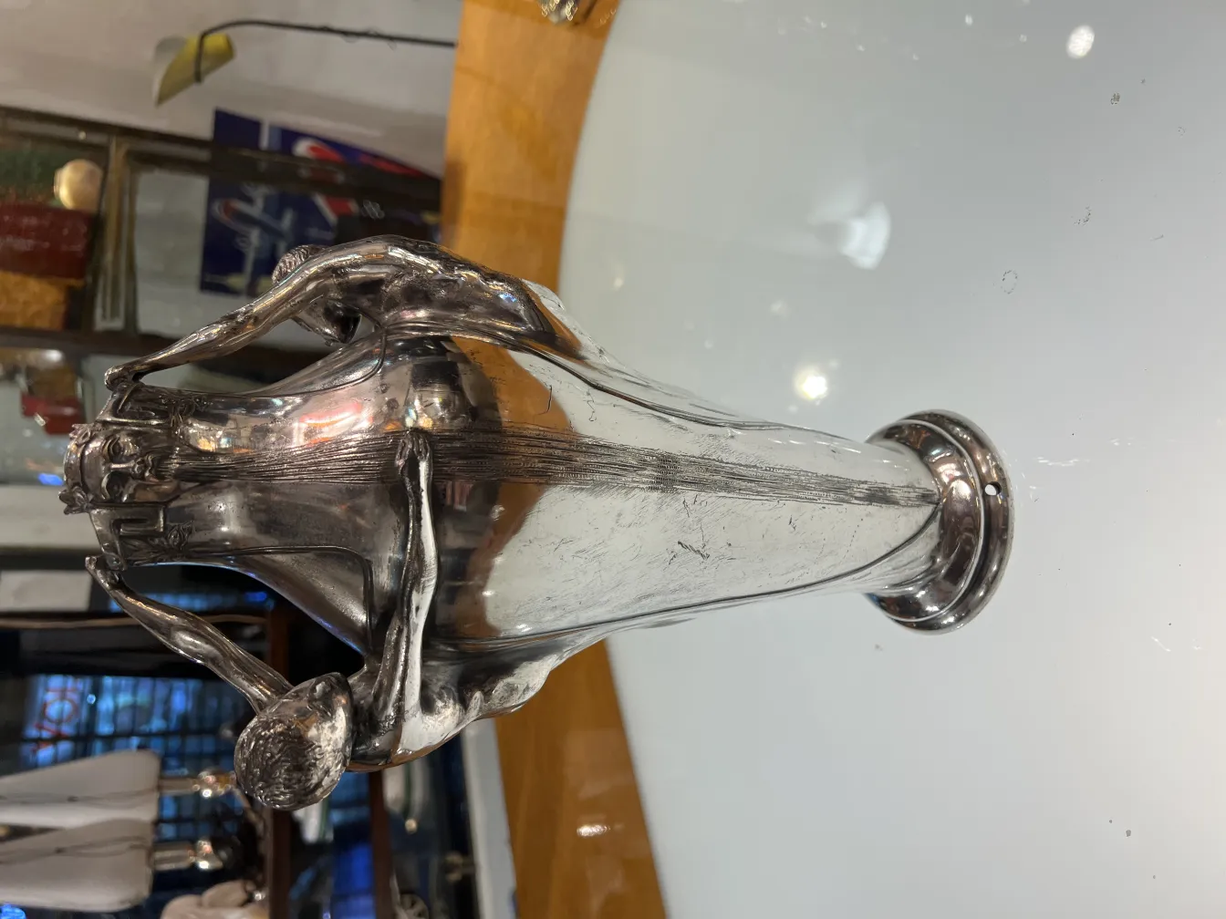 vase ancien avec des figures sculptées et un design élégant