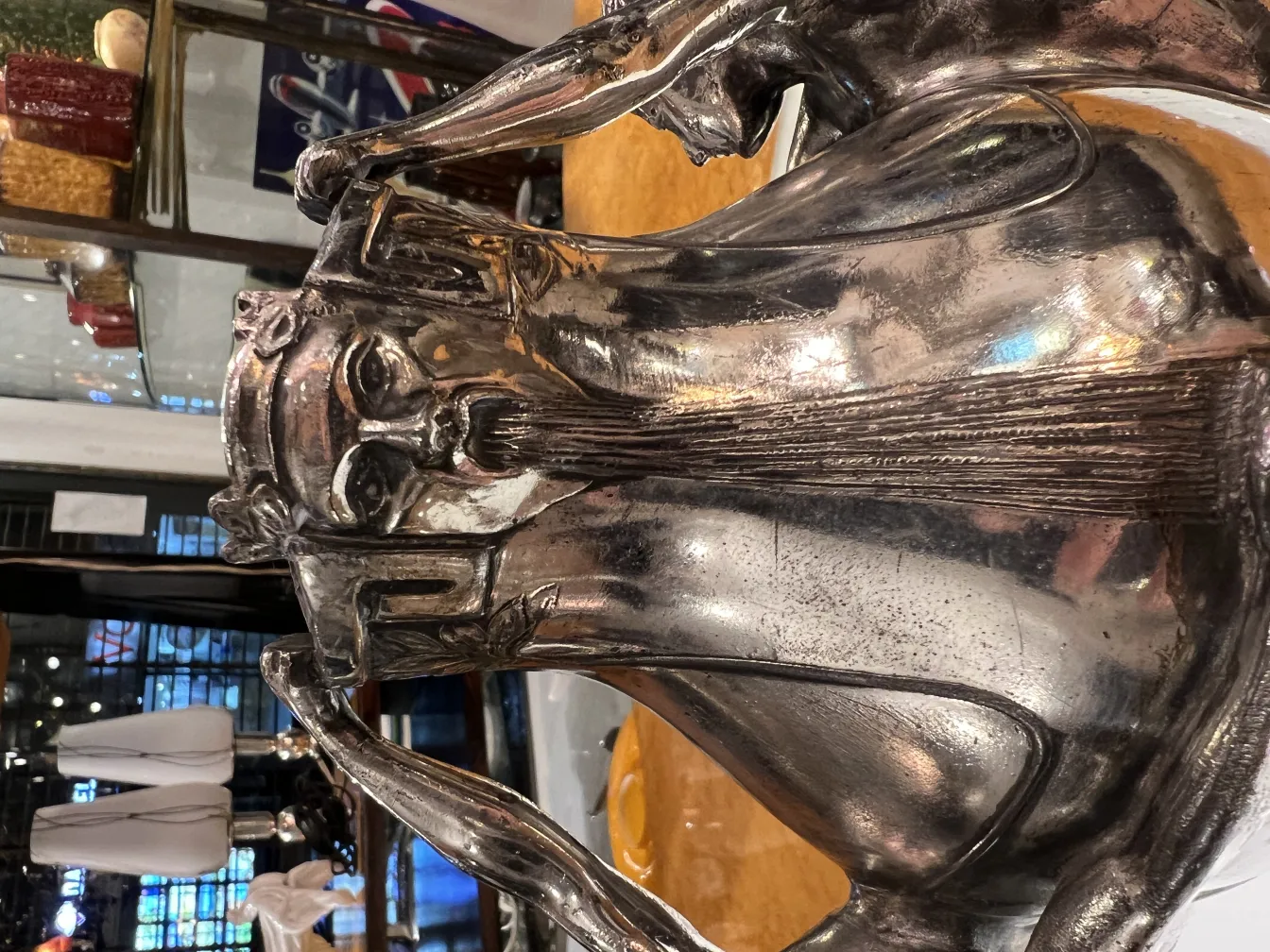 vase antico con forma unica, dettagli elaborati in un ambiente elegante