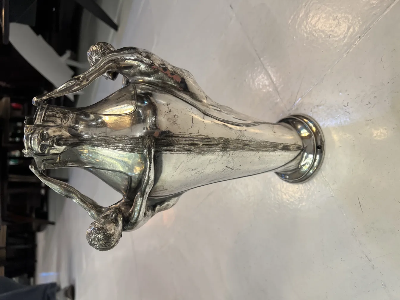 vase ancien avec des figures stylisées à la base