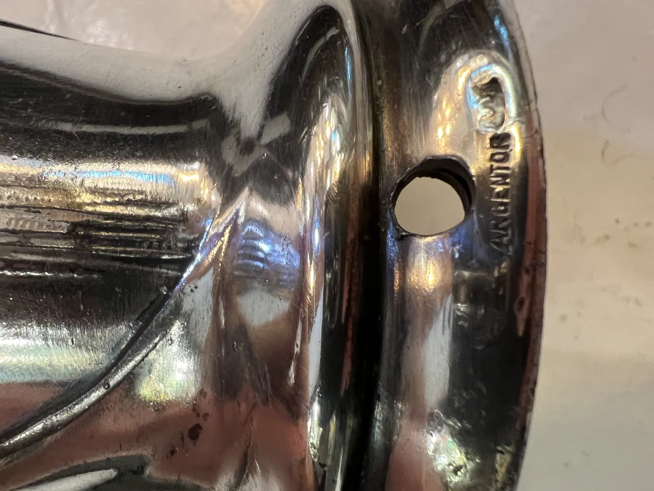 antike vase mit eleganten details und glänzender oberfläche