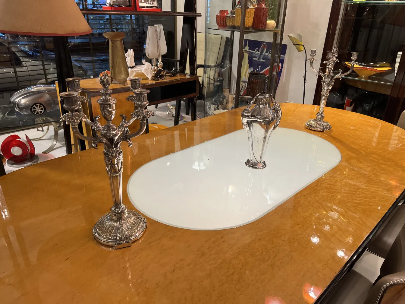 vaso antico su un tavolo con candelabri