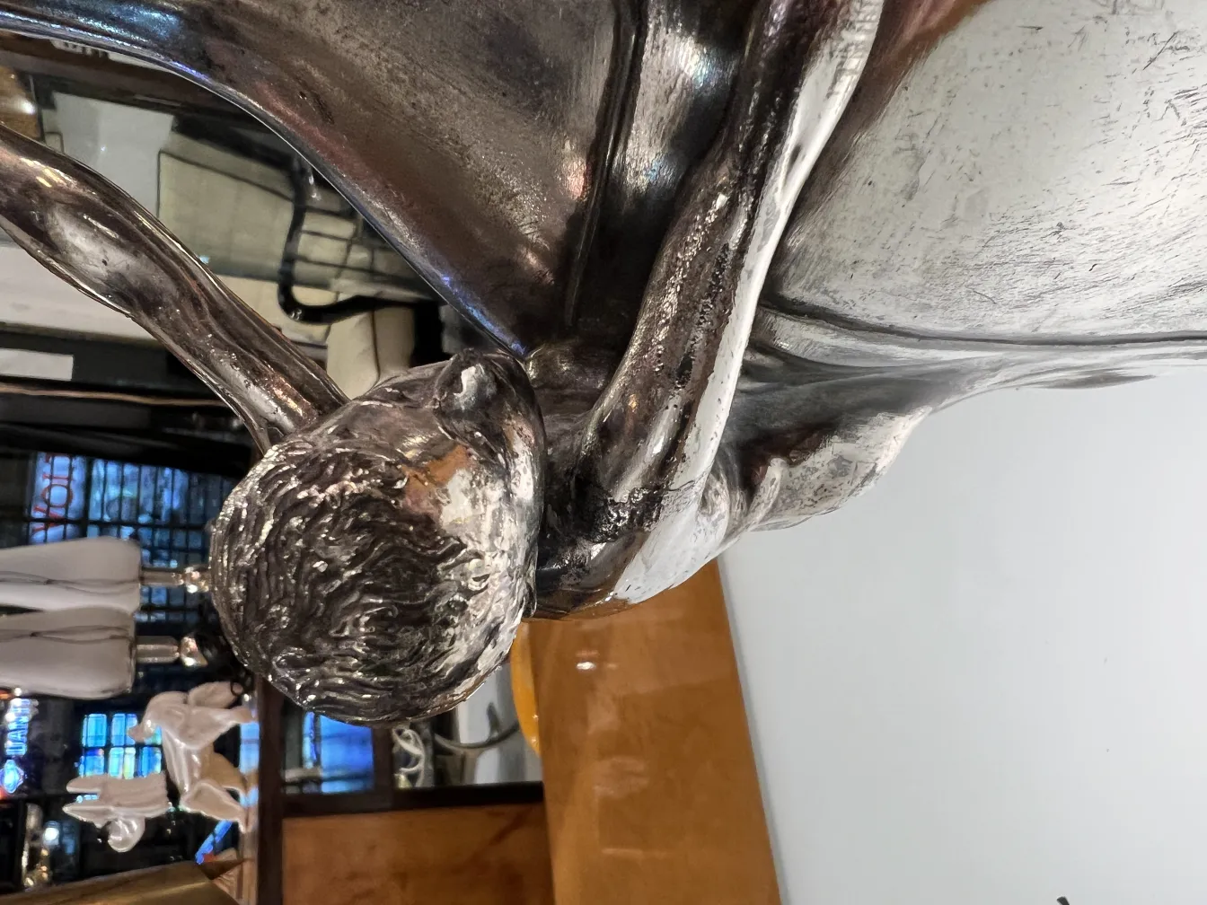 vase ancien avec figure féminine décorative sur fond clair