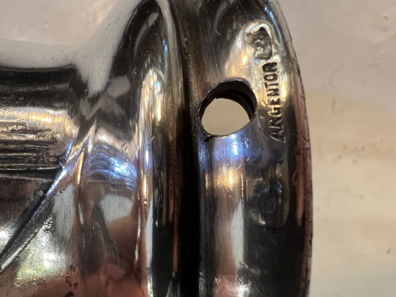 glänzende antike vase mit dekorativen details in einer umgebung