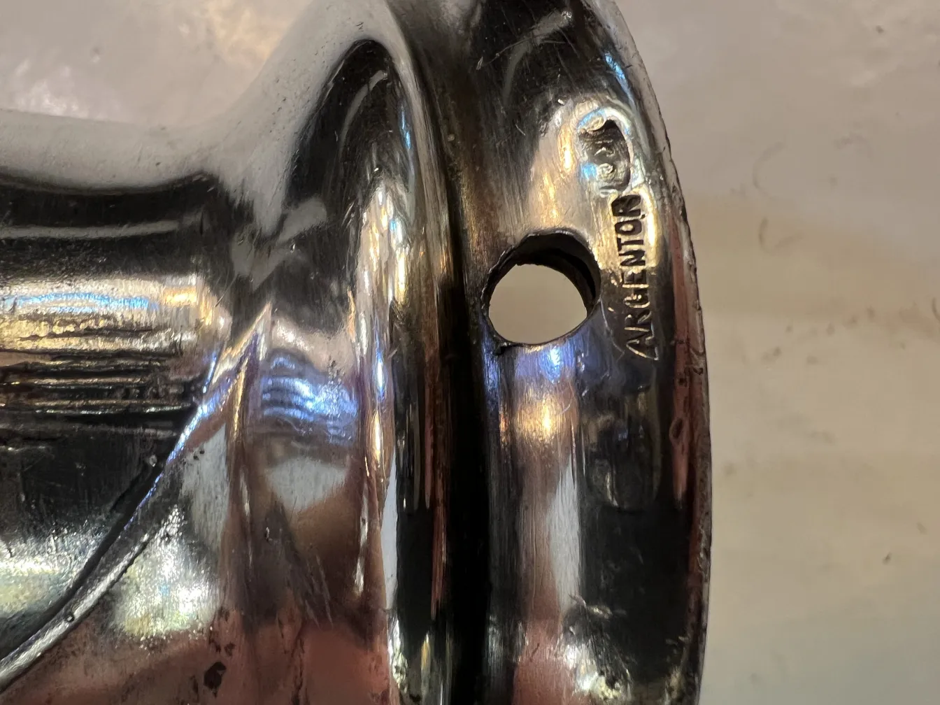 vase ancien avec des détails décoratifs brillants