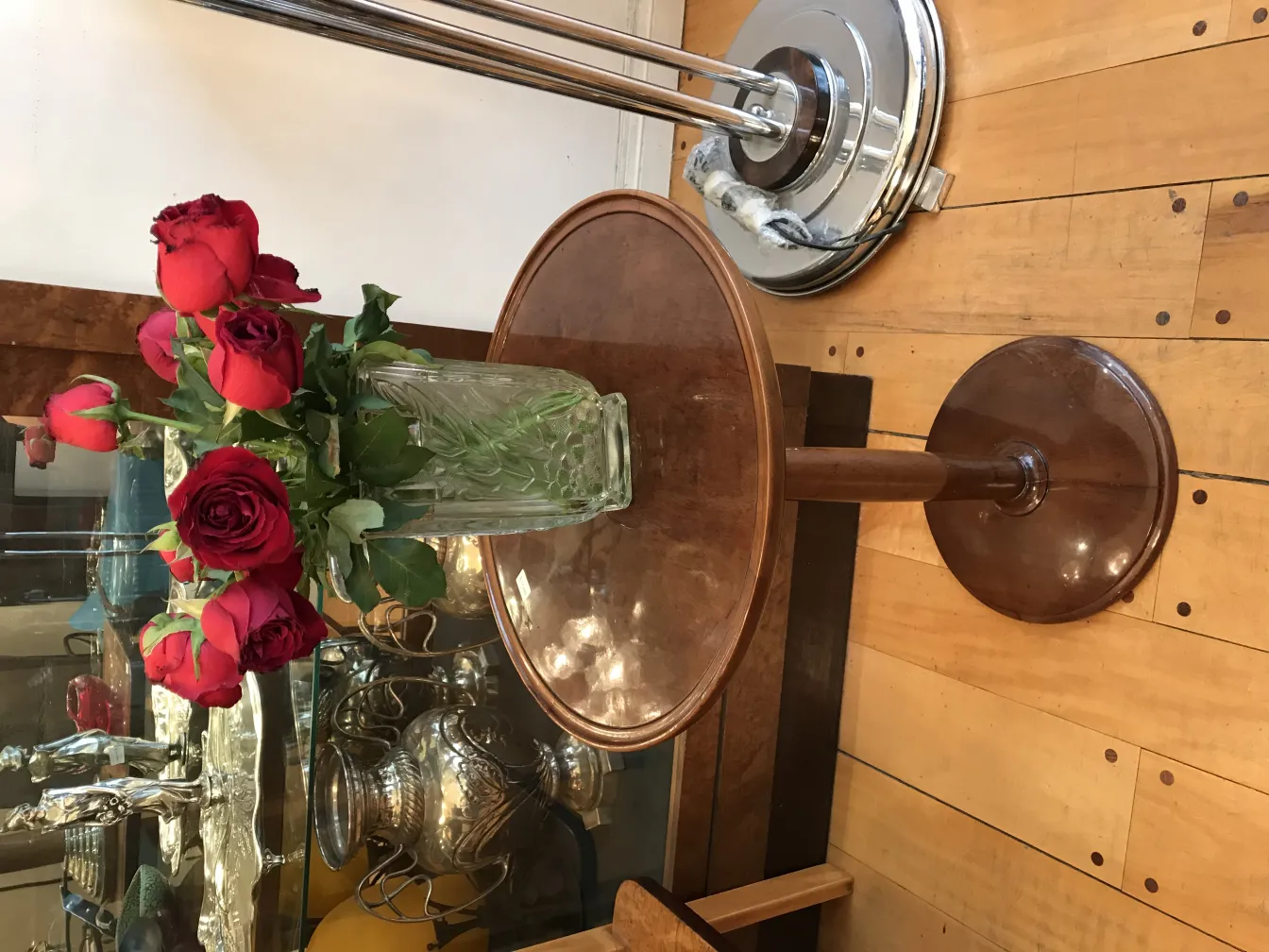 vase ancien décoré de roses rouges dans un cadre vintage