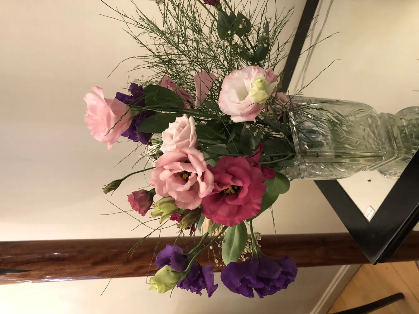 vase antico decorato con fiori di diversi colori