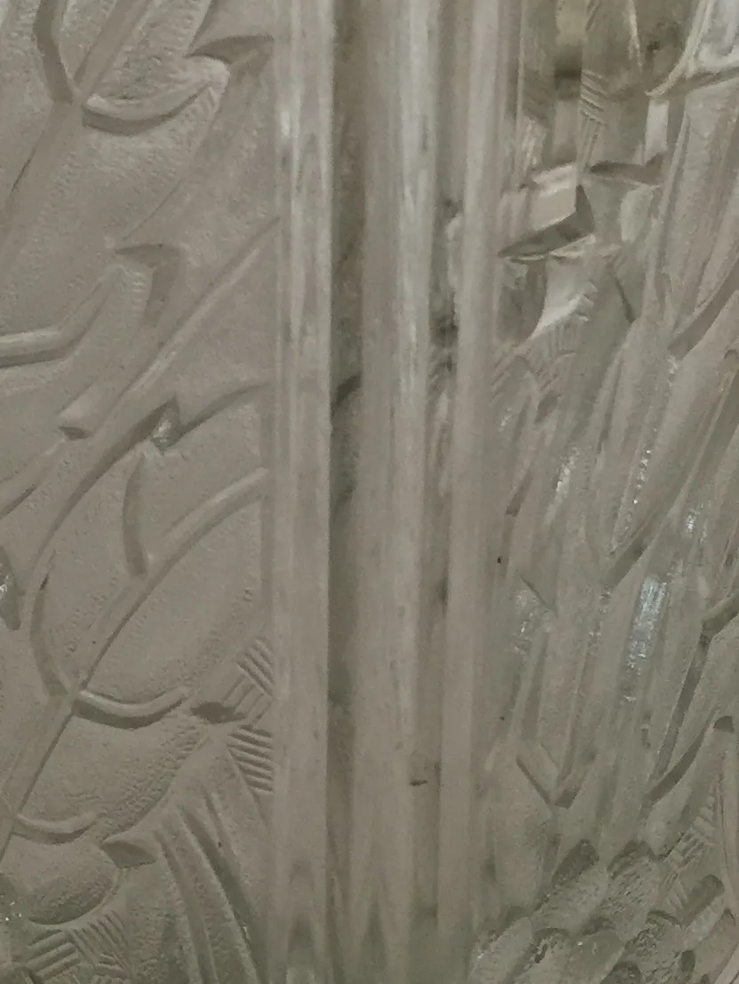 vase ancien avec détails en relief, décoratif et élégant