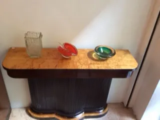 vaso decorativo antigo em mesa de madeira com várias cores