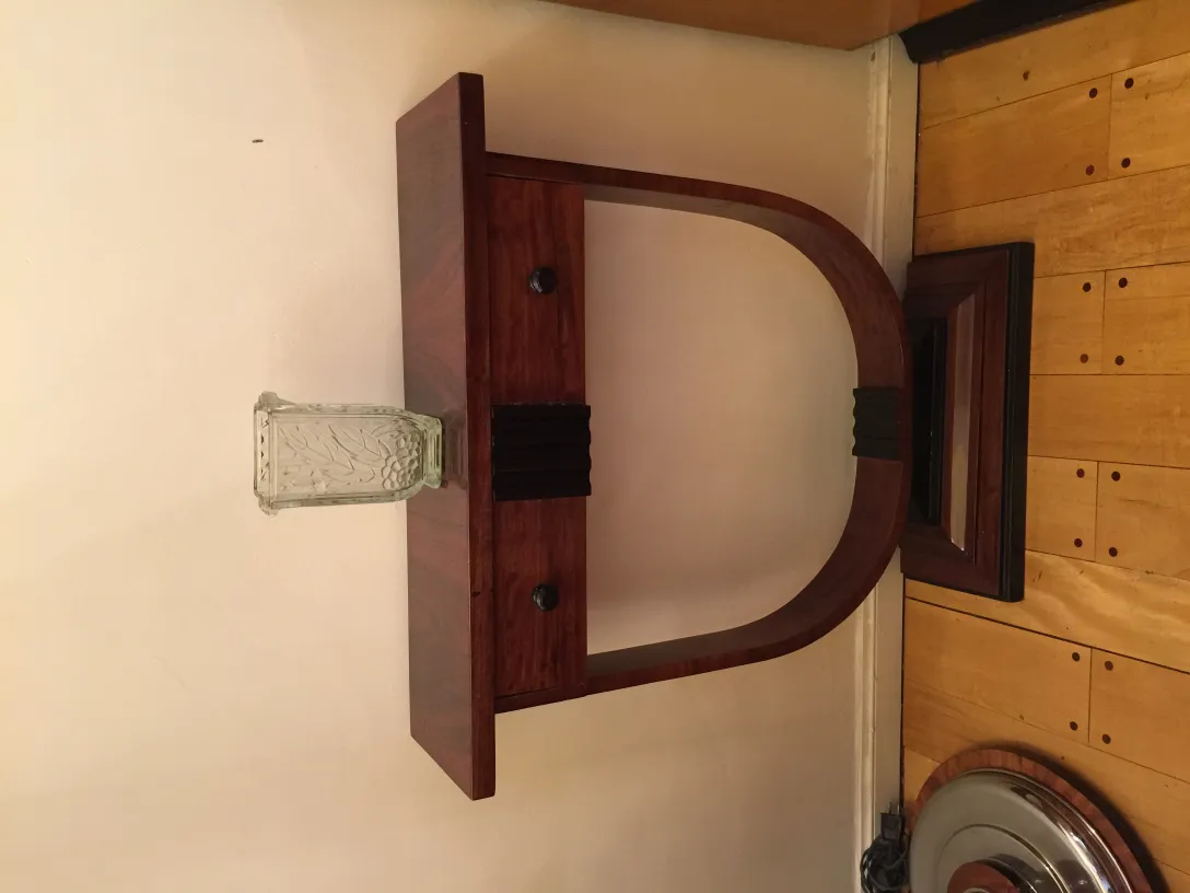 antike Glasvase auf Möbelstück im klassischen Stil mit Schublade