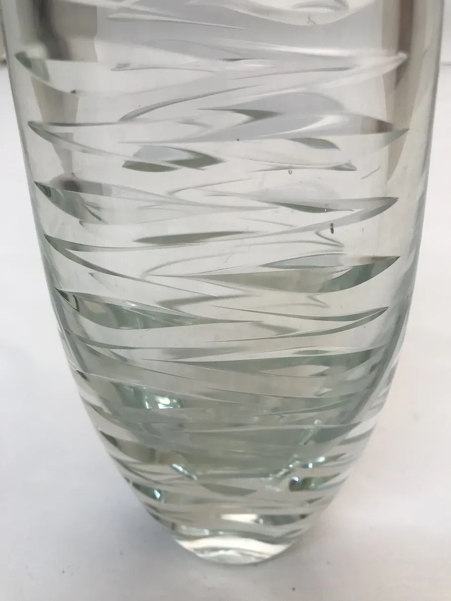 Vaso decorativo antiguo con curvas elegantes