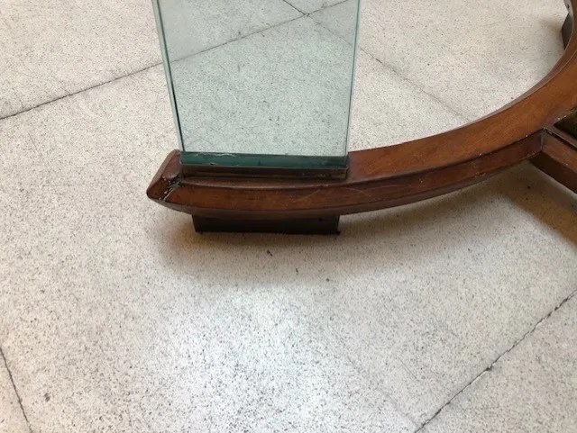 Vista de la base de una mesa antigua Fontana Arte para 8 personas, ambiente elegante.