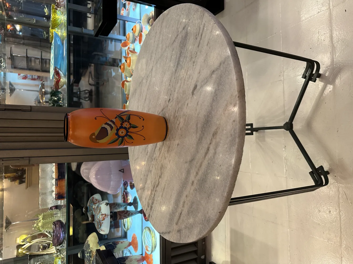 antik vase mit buntem design auf dem tisch