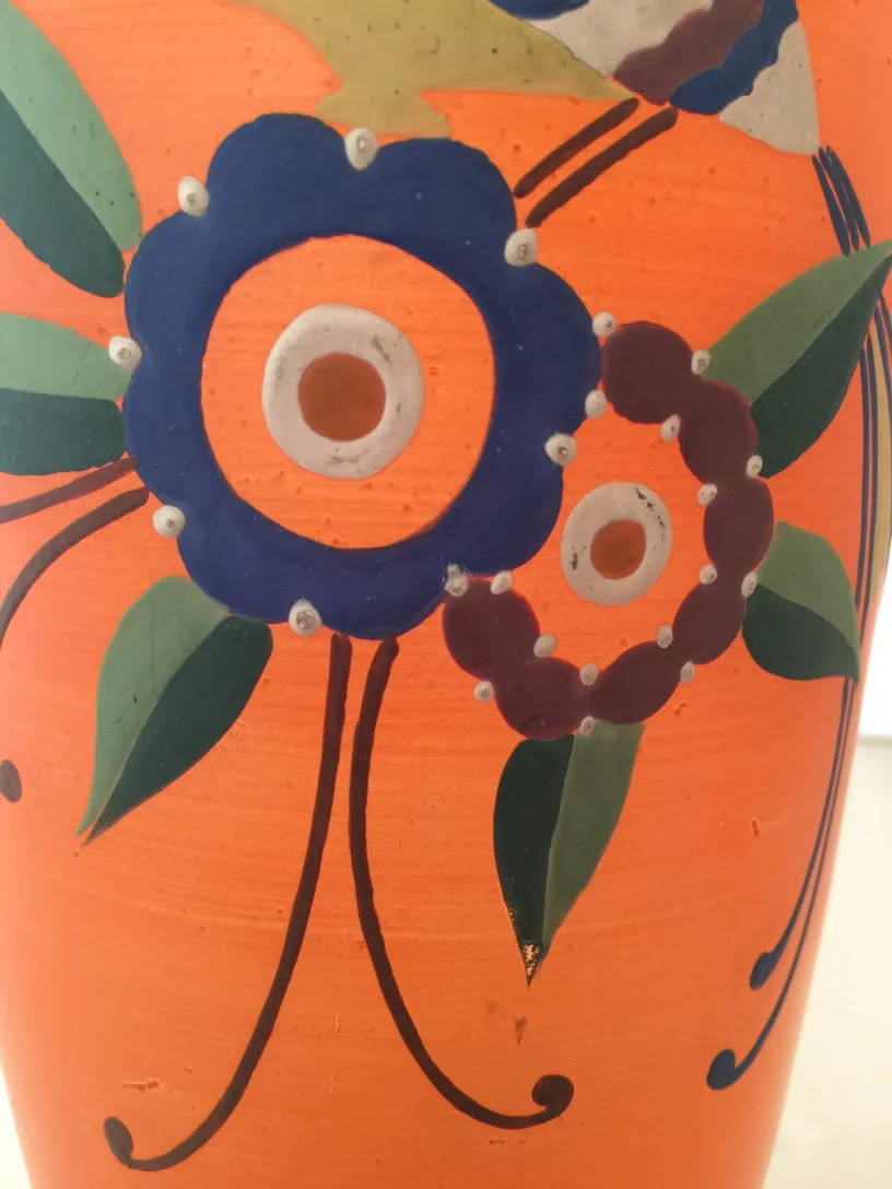 bunte antike Vase mit blauen und grünen Blumen