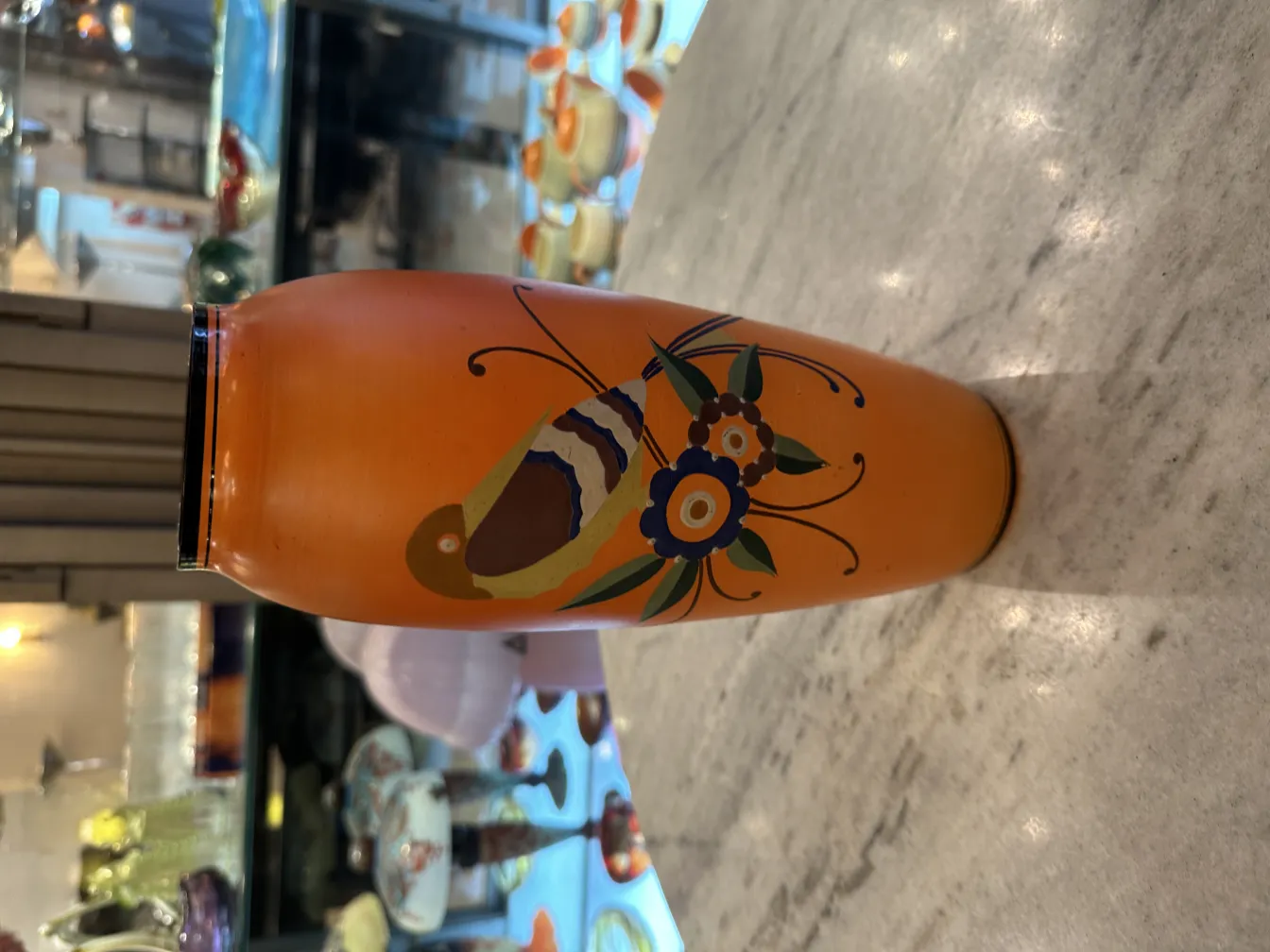 vase ancien orange orné de fleurs, arrière-plan apaisant