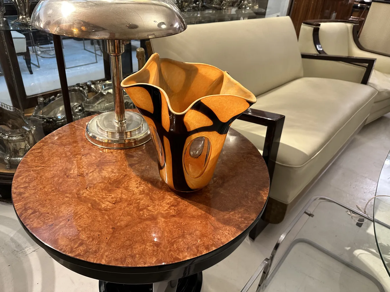 Vaso de flores antigo em uma mesa moderna com luminária