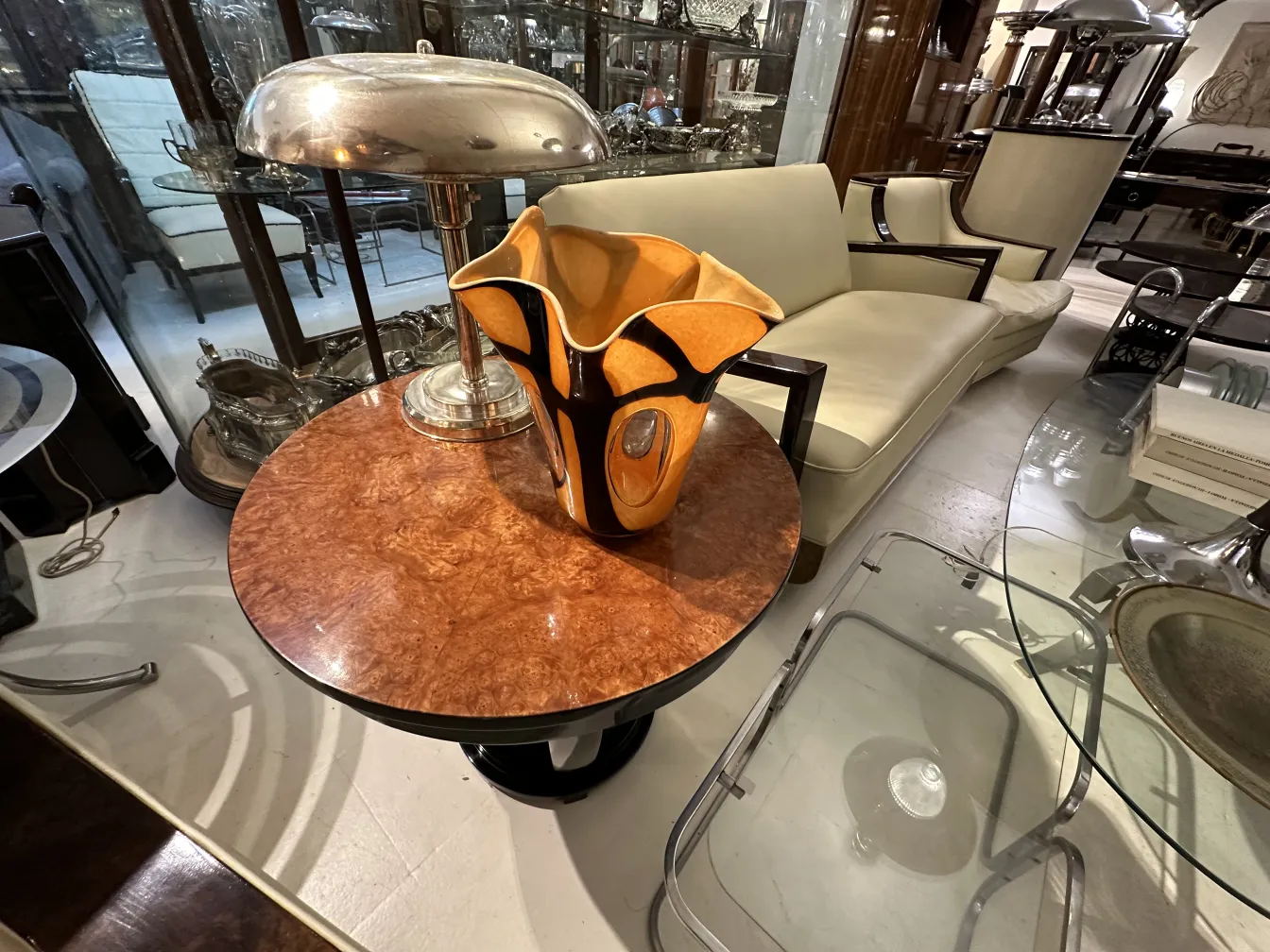 Vaso antico con design decorativo arancione e nero su un tavolo.