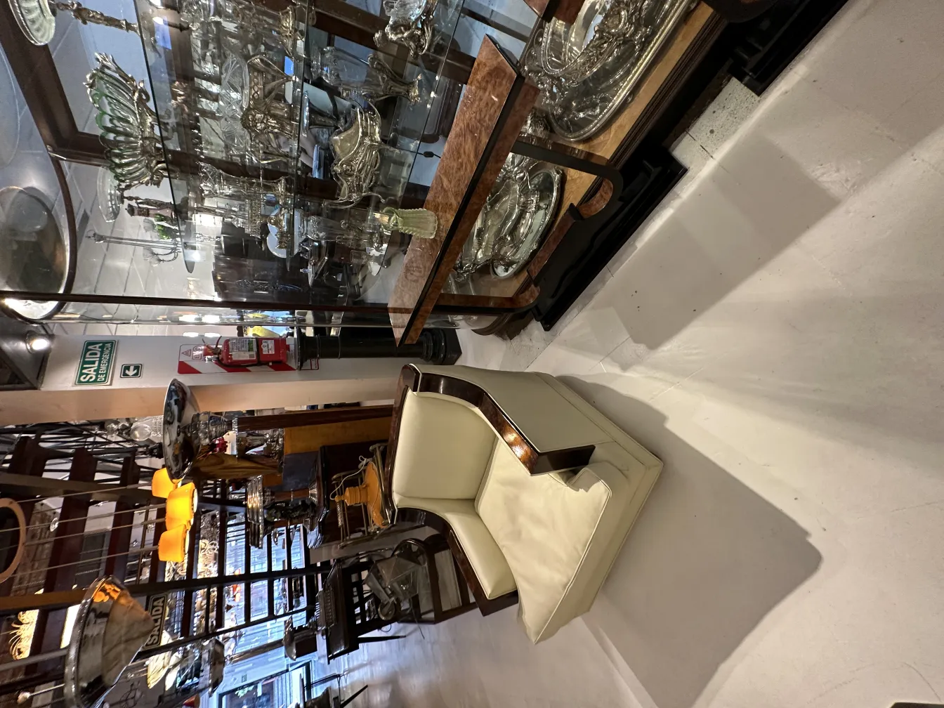 vase antico con dettagli decorativi in un ambiente antico