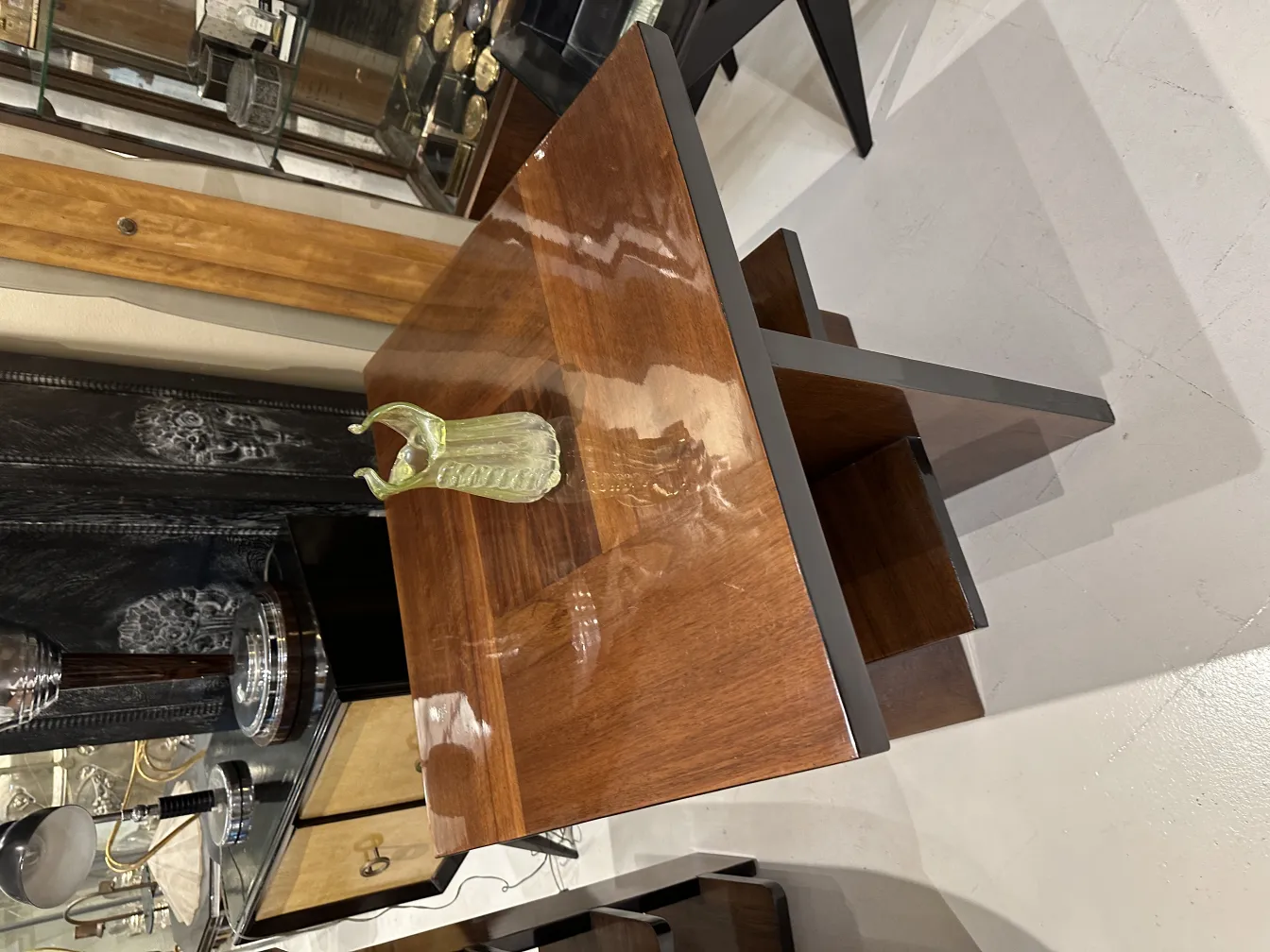 vaso de flores antigo verde em uma mesa de madeira