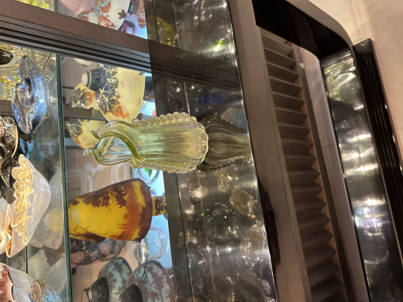 vaso de flores antigo com forma distinta, fundo brilhante