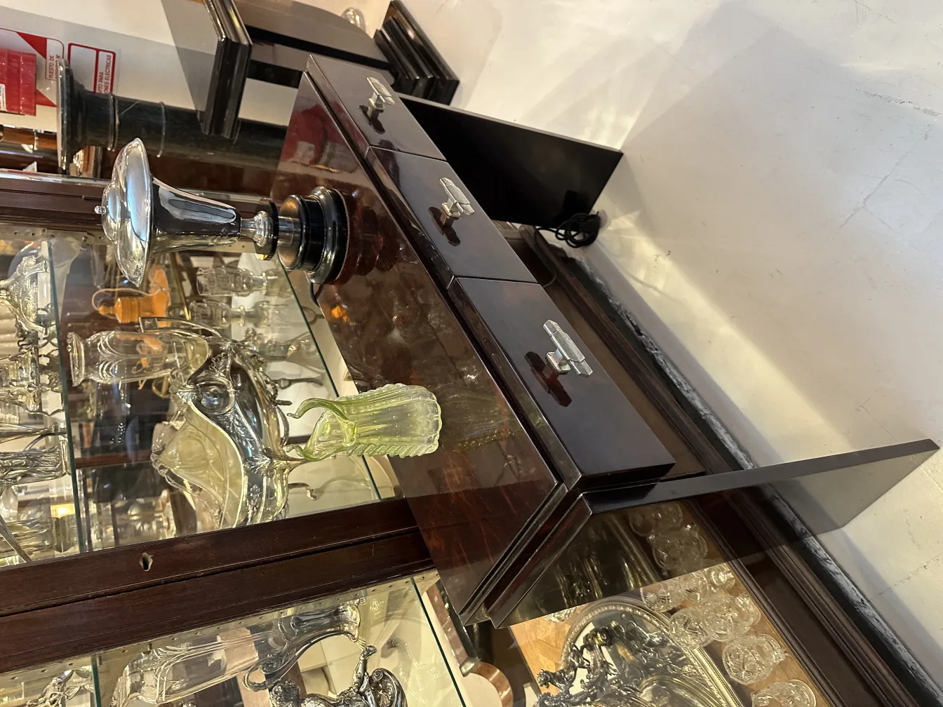 vaso antigo em uma mesa decorativa com outros itens