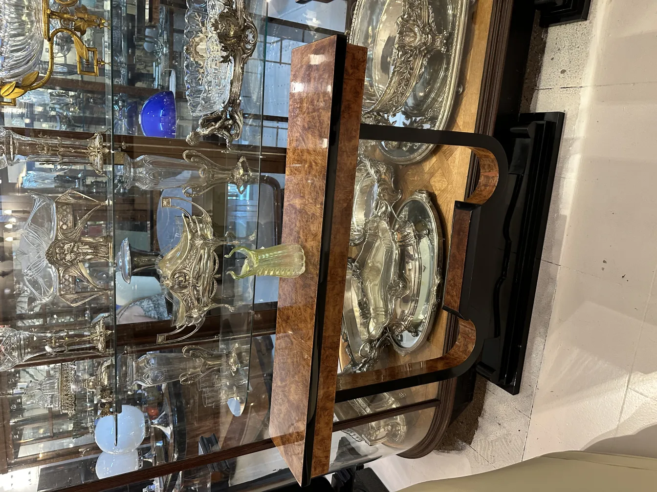 古典花瓶，优雅的外形展示在架子上