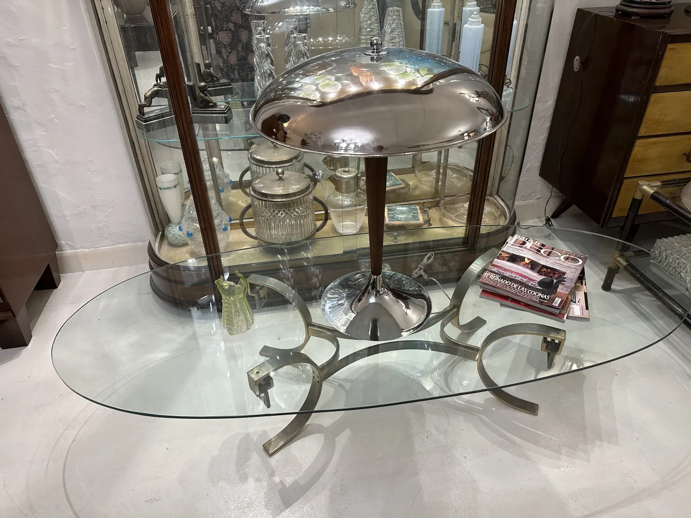 florero antiguo de forma decorativa sobre mesa