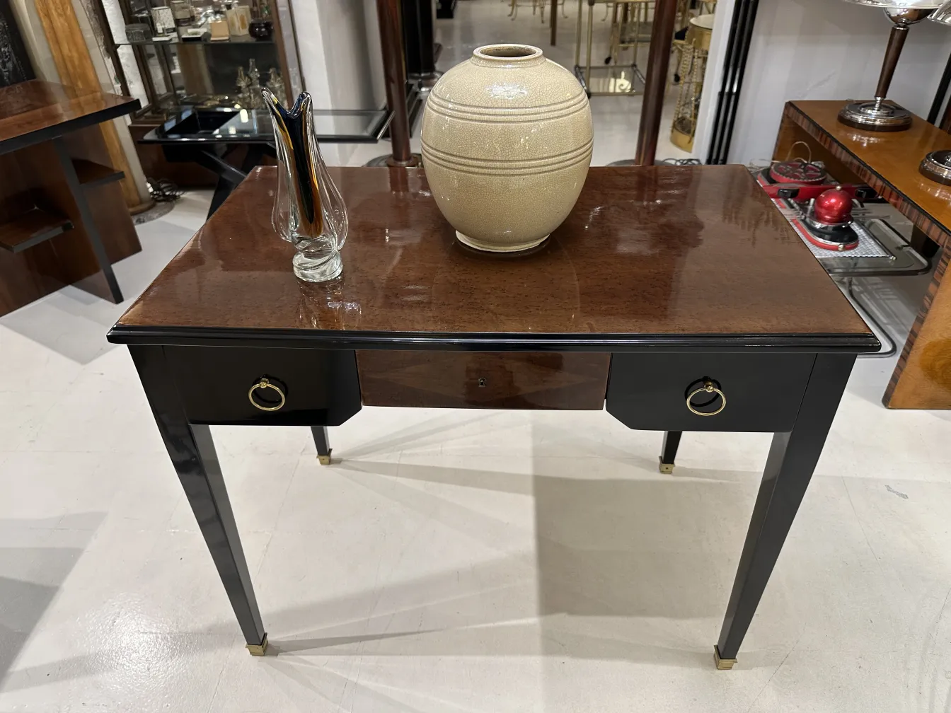 florero antiguo de cerámica en una mesa elegante