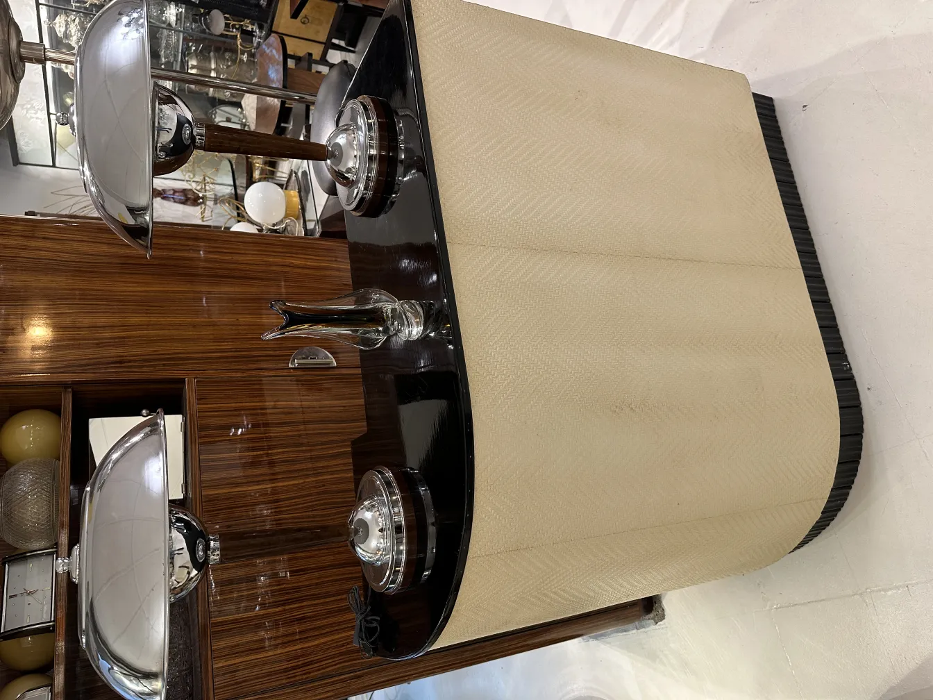 우아한 환경에 있는 장식적인 고전 꽃병