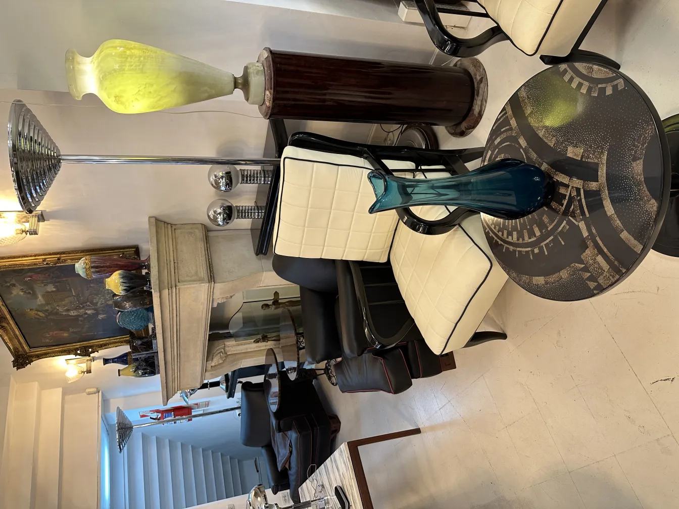 vase ancien dans un cadre élégant avec des chaises et une table