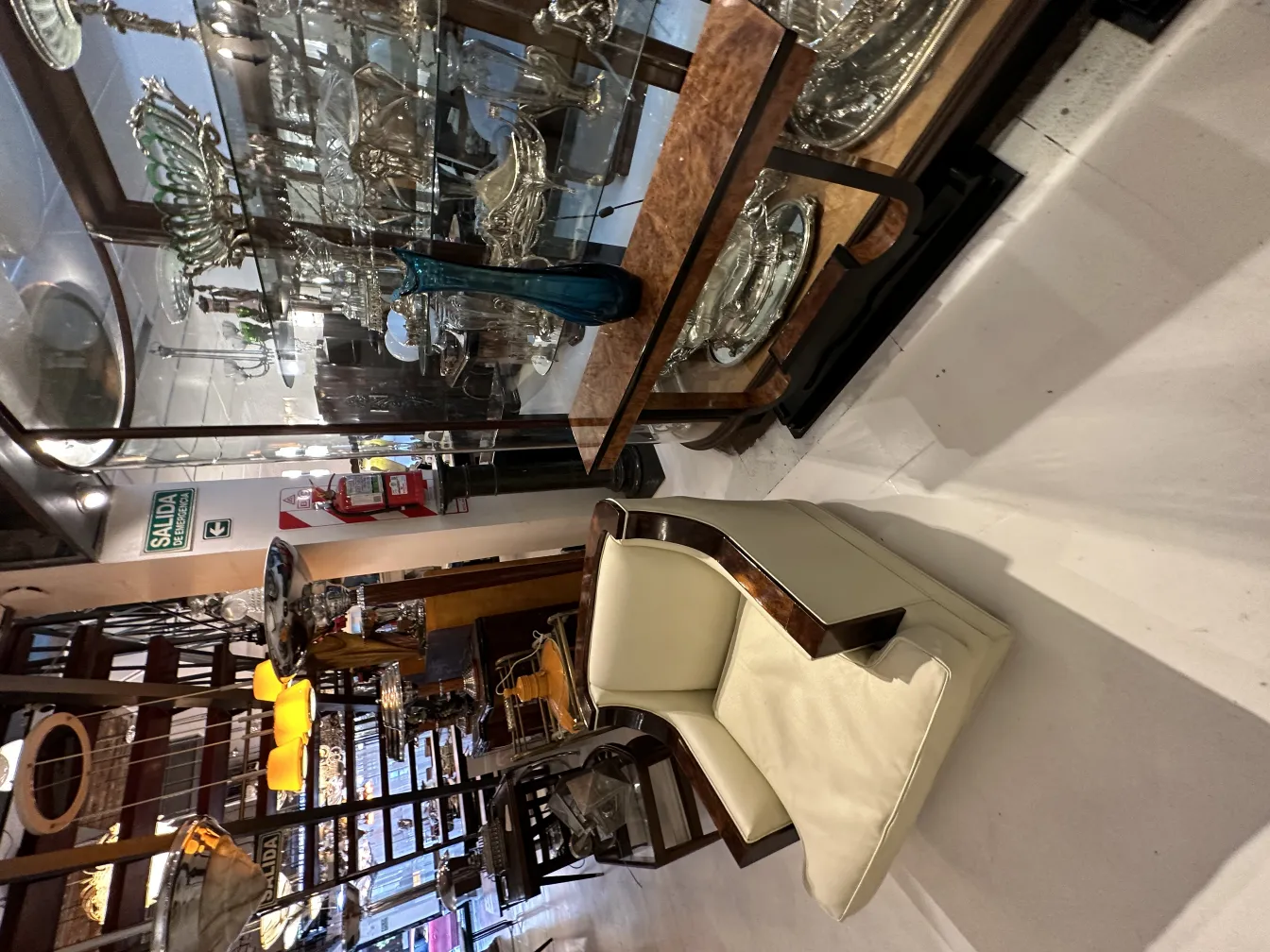 古董花瓶，展览在其他物品旁边