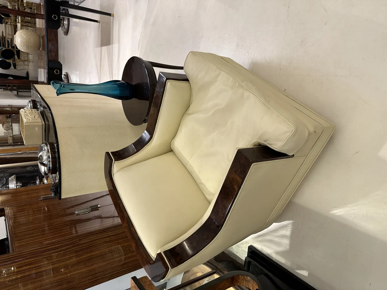 装飾的な古い青い花瓶がテーブルの上に