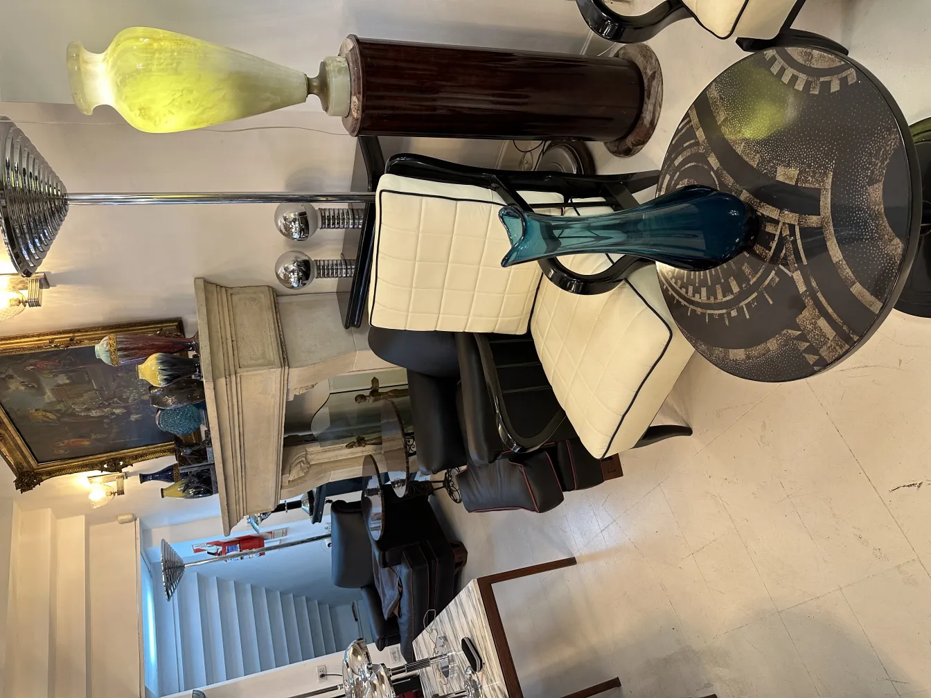 antike blaue vase auf einem dekorativen tisch im hintergrund