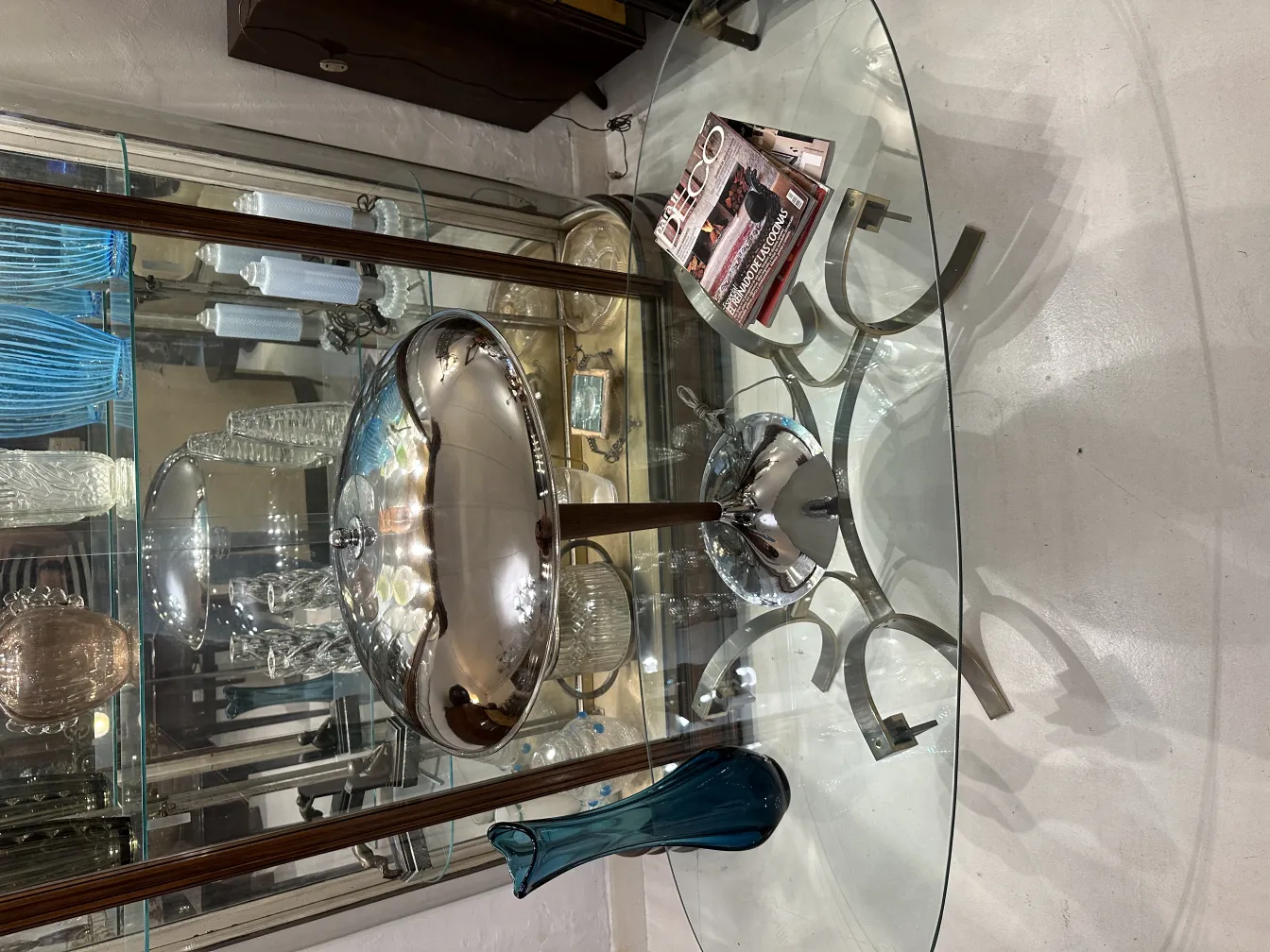 vaso de flores antigo com forma elegante em ambiente moderno