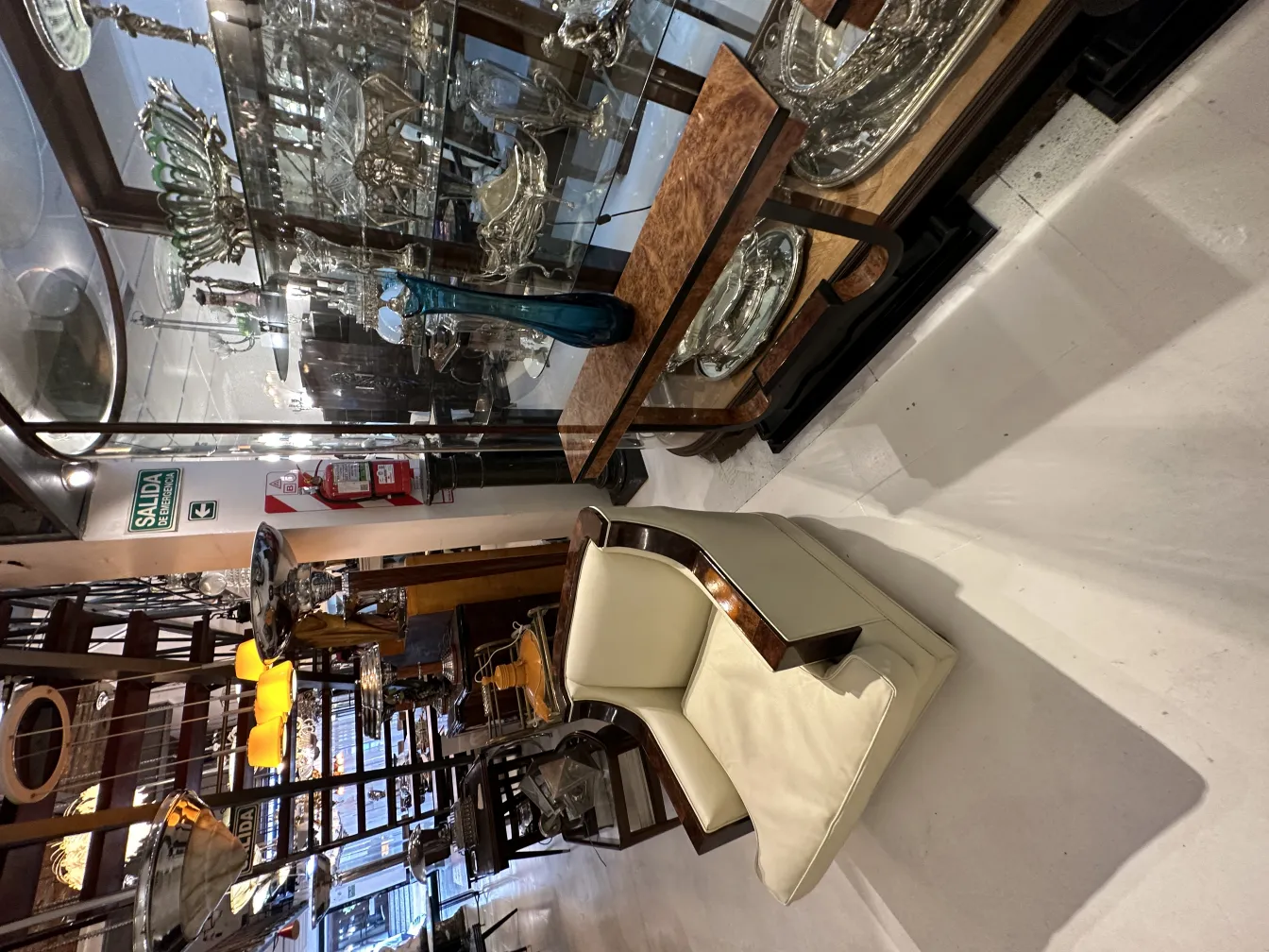 古董蓝色花瓶展示，周围环绕着其他古董