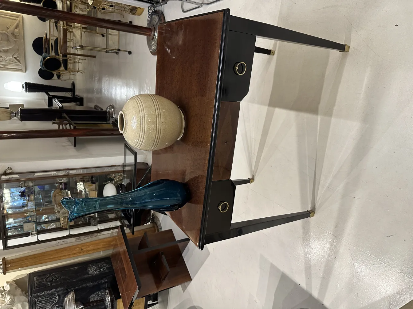 우아한 색상의 앤티크 꽃병