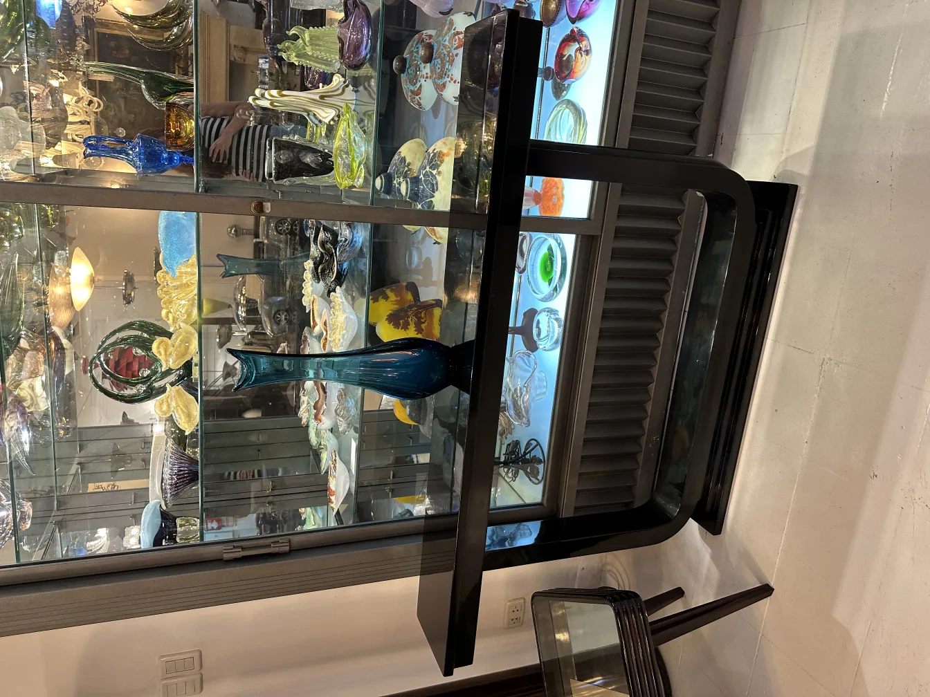 Antike dekorative Vase in einer Vitrine mit anderen Objekten