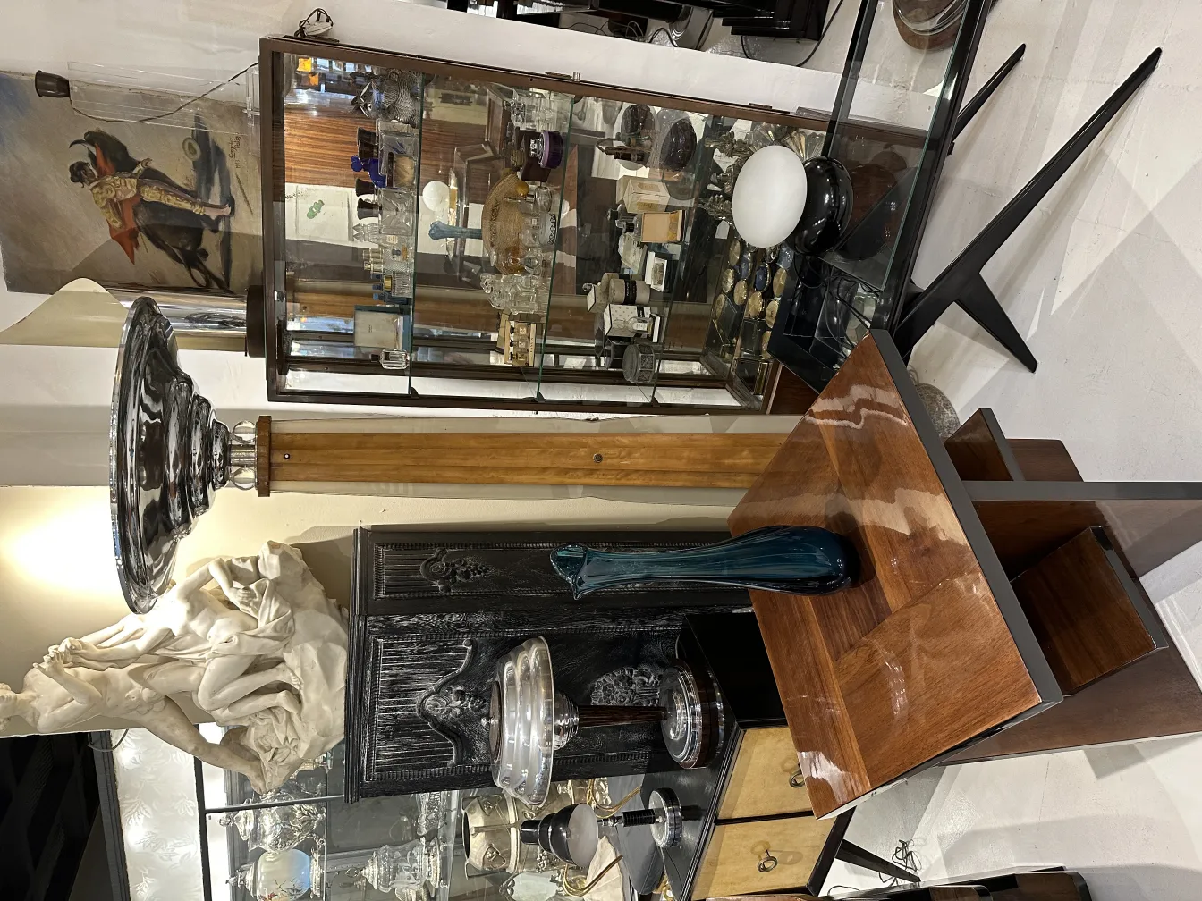 vaso antigo com forma elegante, decorado em ambiente clássico