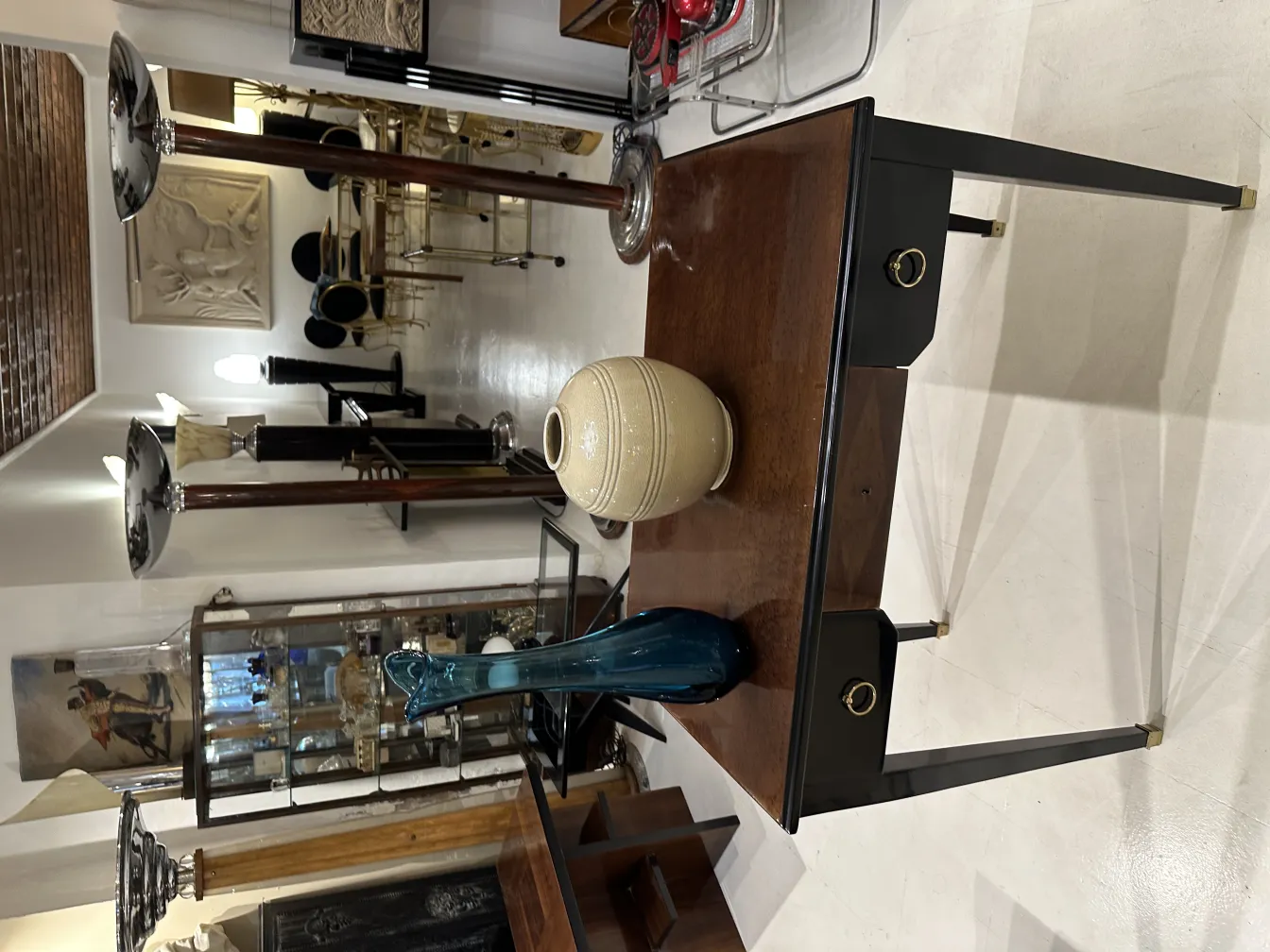 vase blu decorativo su un tavolo antico in un ambiente elegante