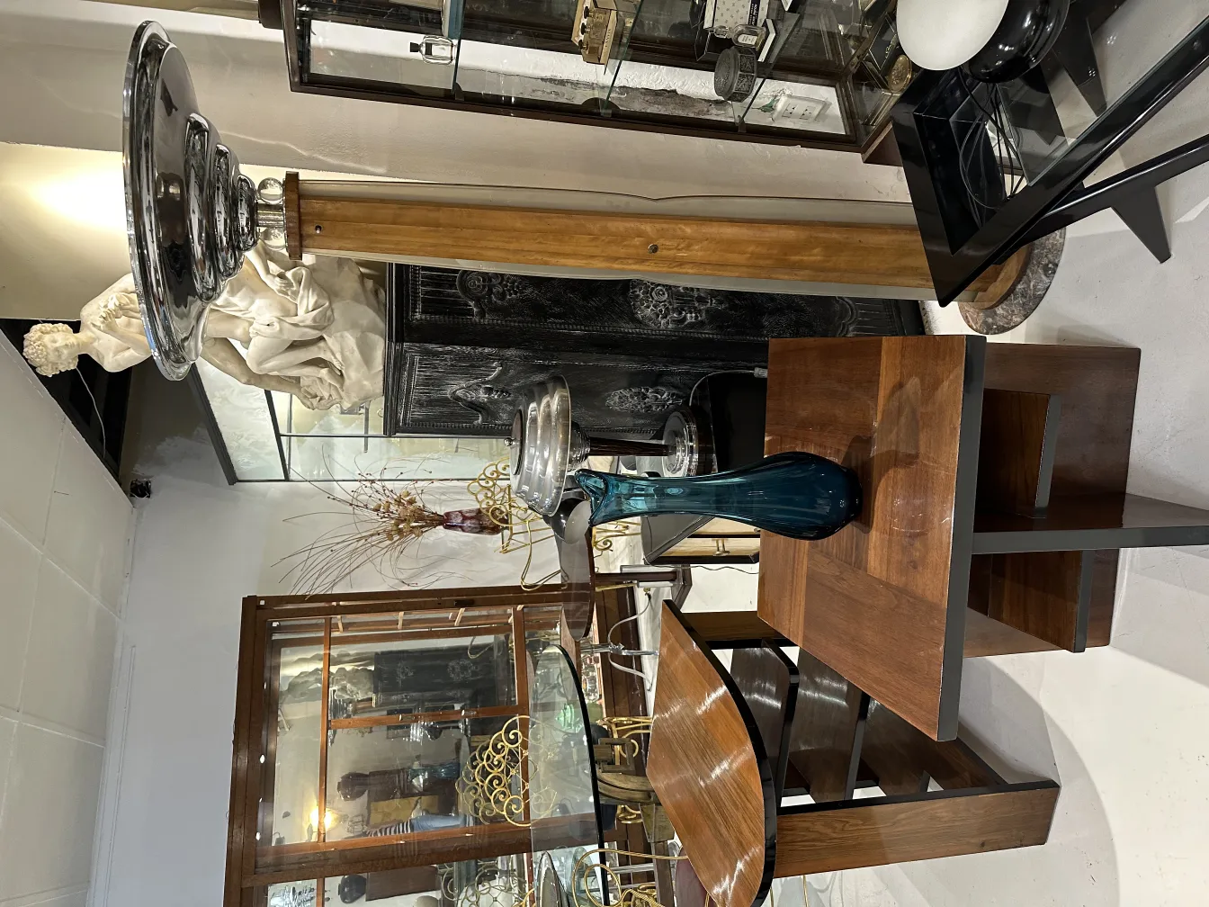 vaso antico con forme eleganti e decorazioni sottili, circondato da oggetti d'antiquariato