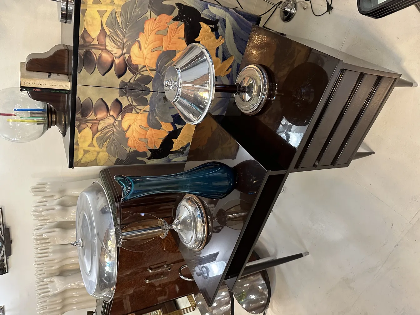 vase antico decorativo su un tavolo elegante