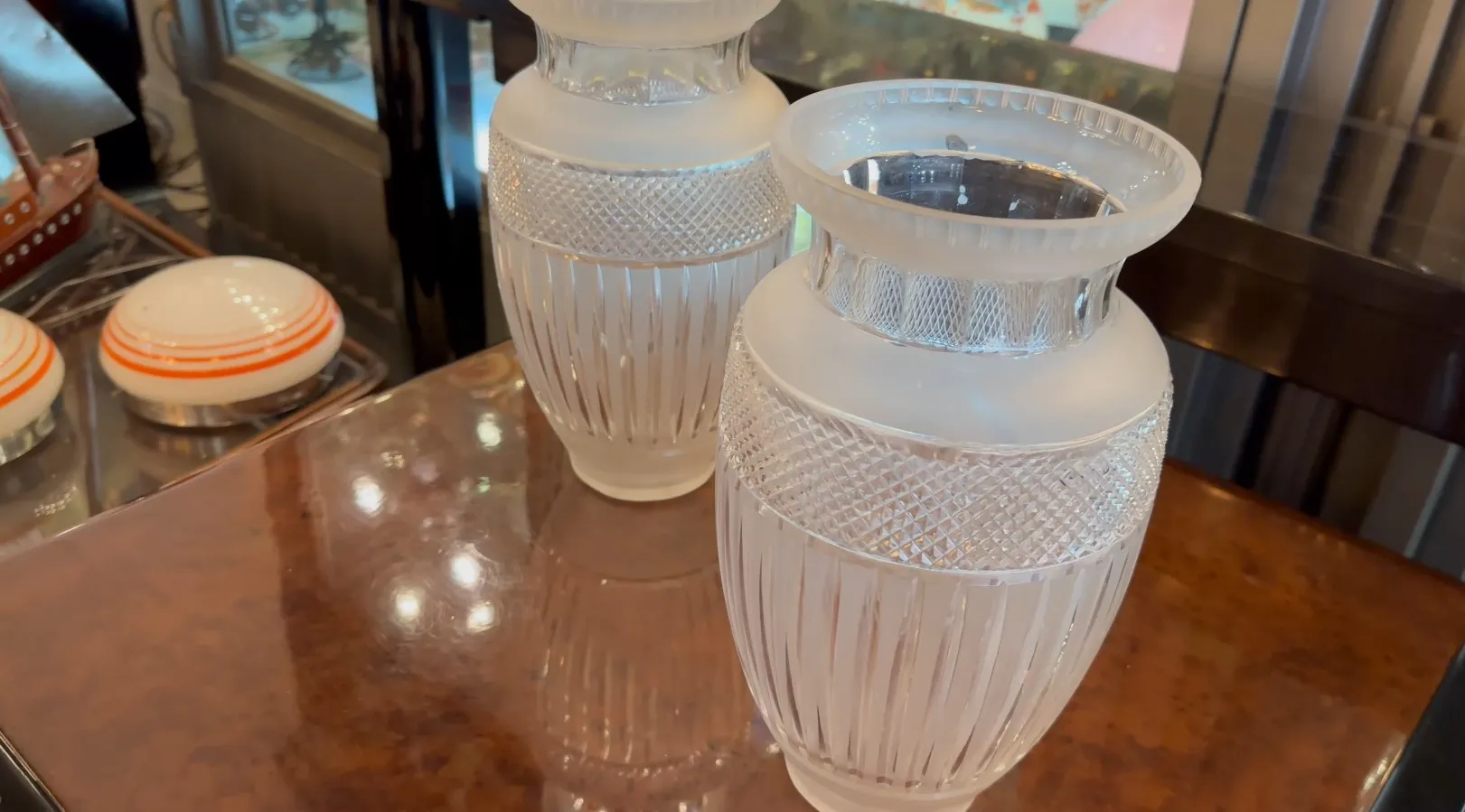 テーブルの上の古い装飾花瓶二つ