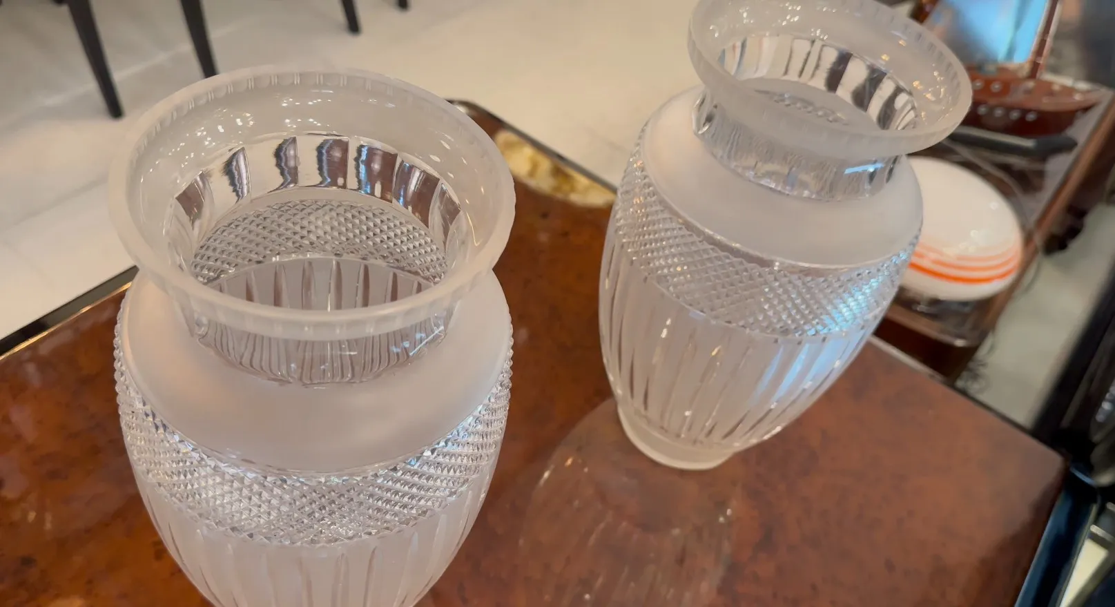 2個の古い透明なガラス製花瓶のセット