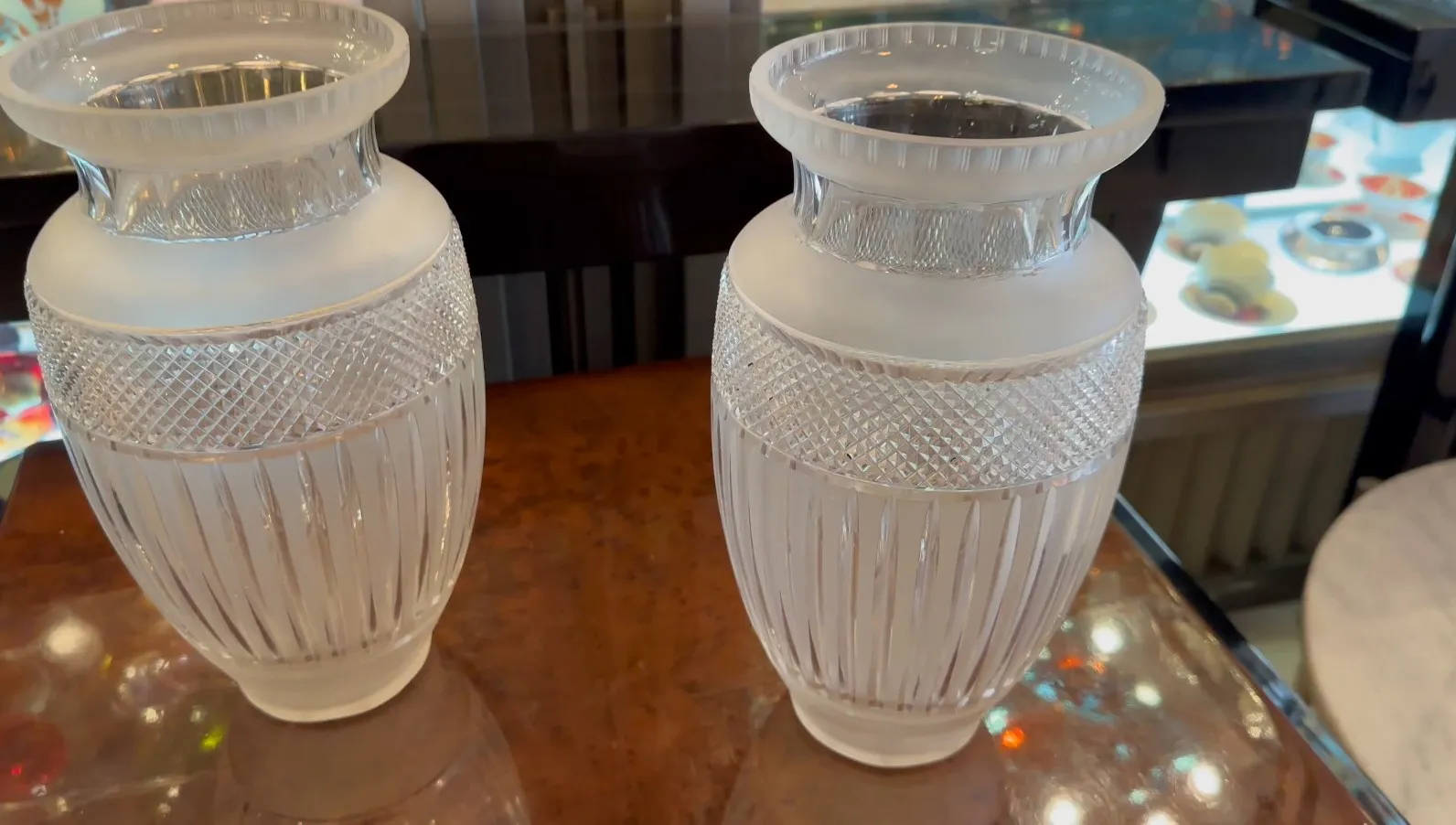 dos floreros antiguos en mesa, decoracion clasica