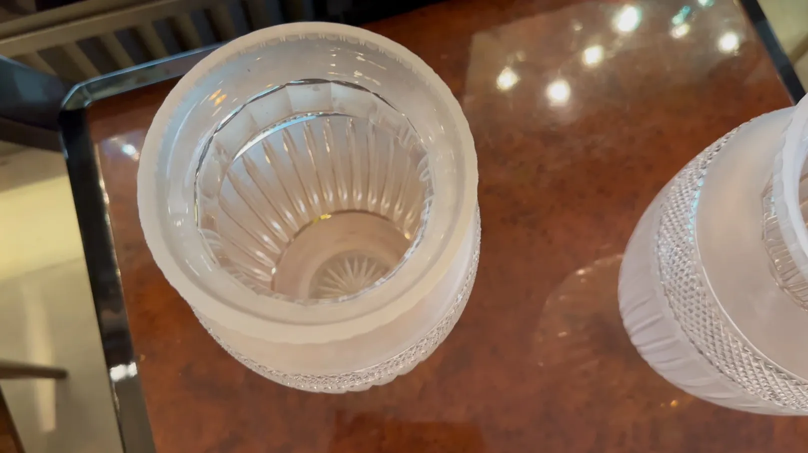 2 vases anciens au design translucide sur une table