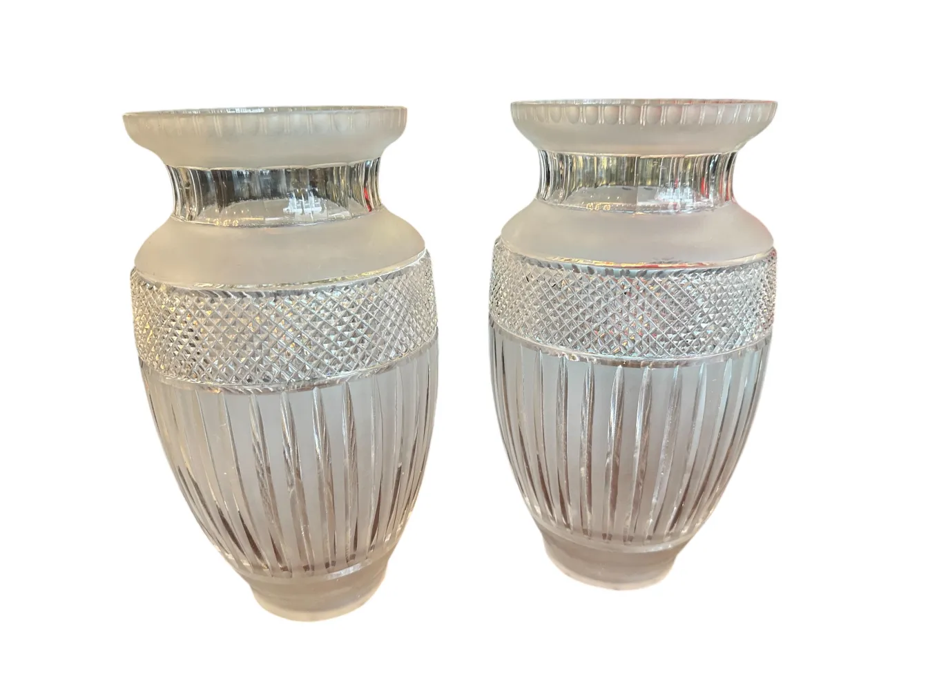 Vasos antigos decorativos com design elegante, perfeitos para decoração.