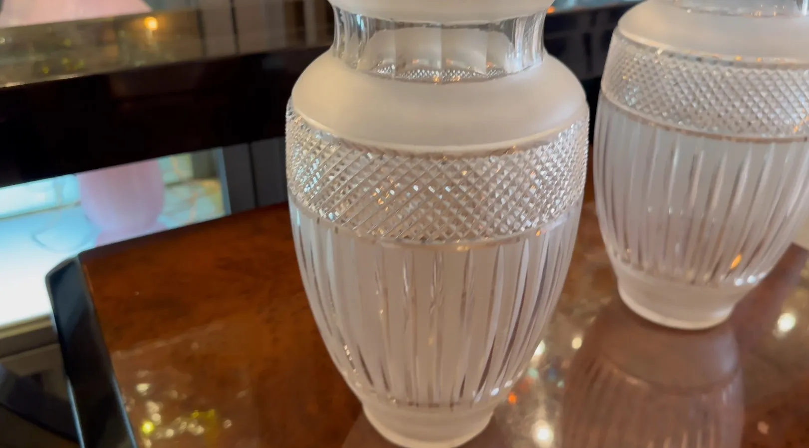 dois vasos antigos com detalhes decorativos em um ambiente elegante