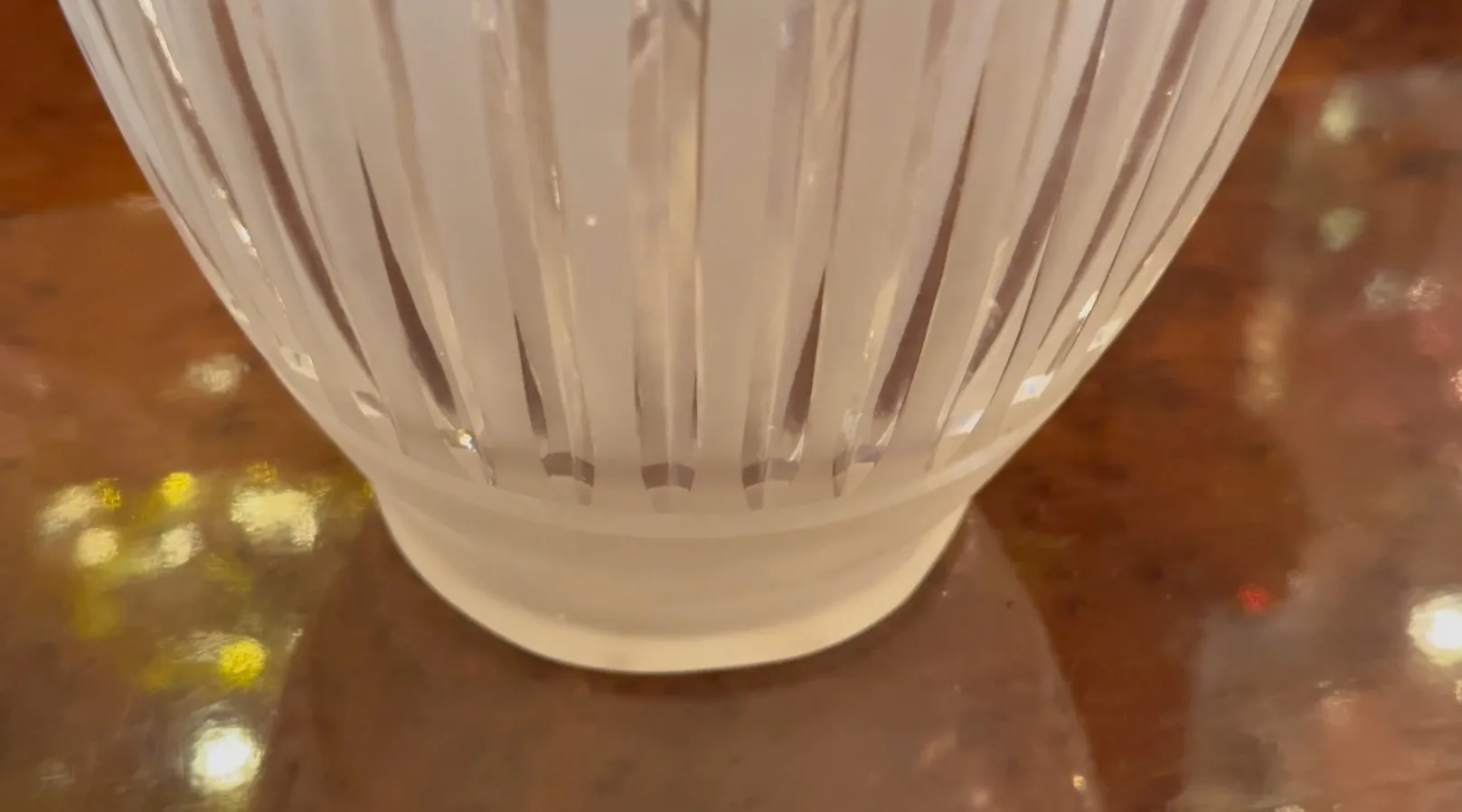 2 vases antiques avec un design strié sur une table