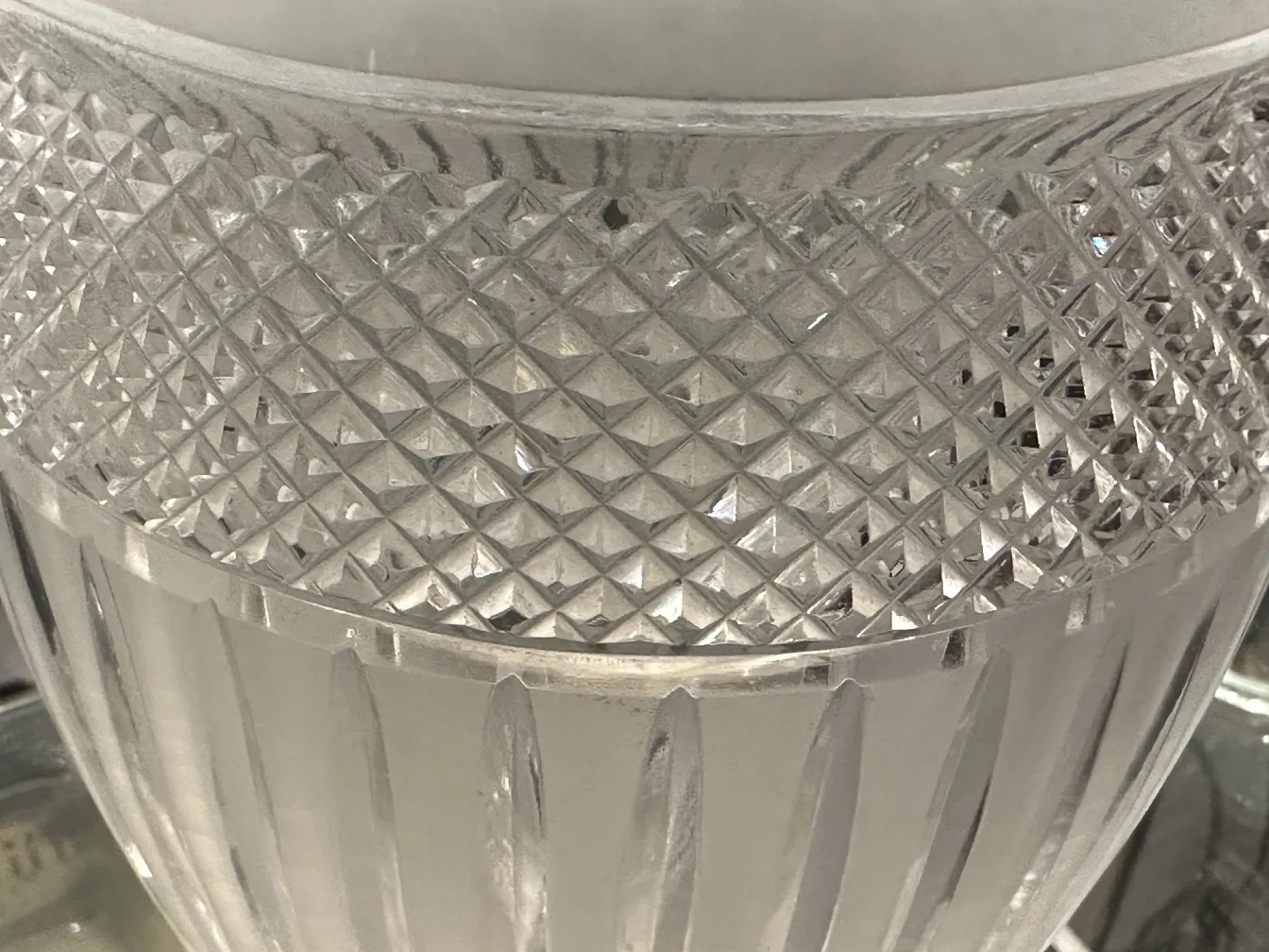 Dos antiguos floreros con diseño ornamental y forma clásica.