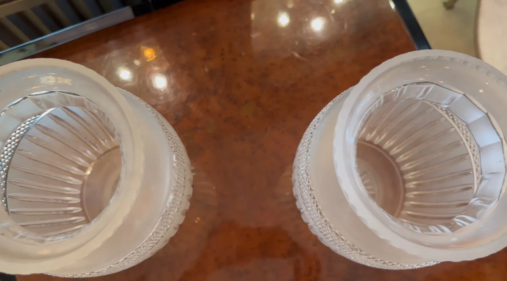 deux vases anciens avec un design décoratif unique