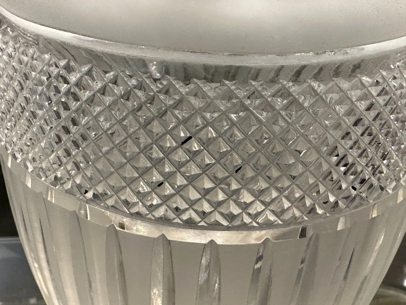 deux vases antiques en verre avec des motifs décoratifs